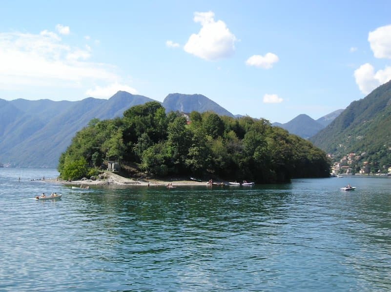 The Cranchi Turchese 24 cruising past a Lake Como villa on a half-day private tour